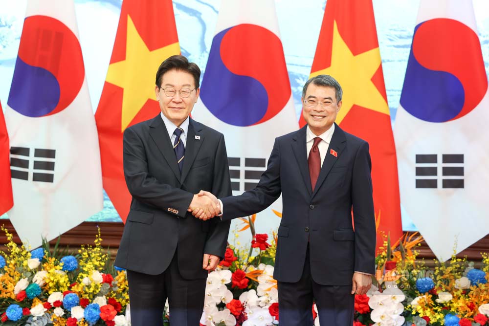 Politburo member, Prime Minister Le Minh Hung meets with South Korean President Lee Jae Myung. Photo: Hai Nguyen