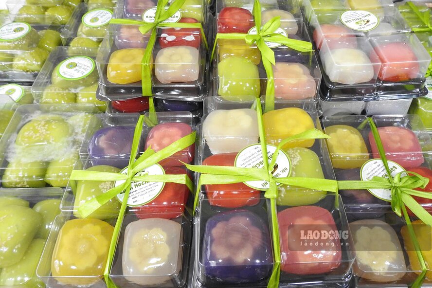 Các gian hàng ẩm thực vùng miền tại đây rất phong phú, đẹp mắt. Ảnh: Tô Công