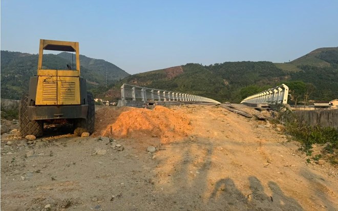 Son Mua bridge, Quang Ngai province is in a state of dead-end access, construction machinery is stopping operating. Photo: Dong Giang