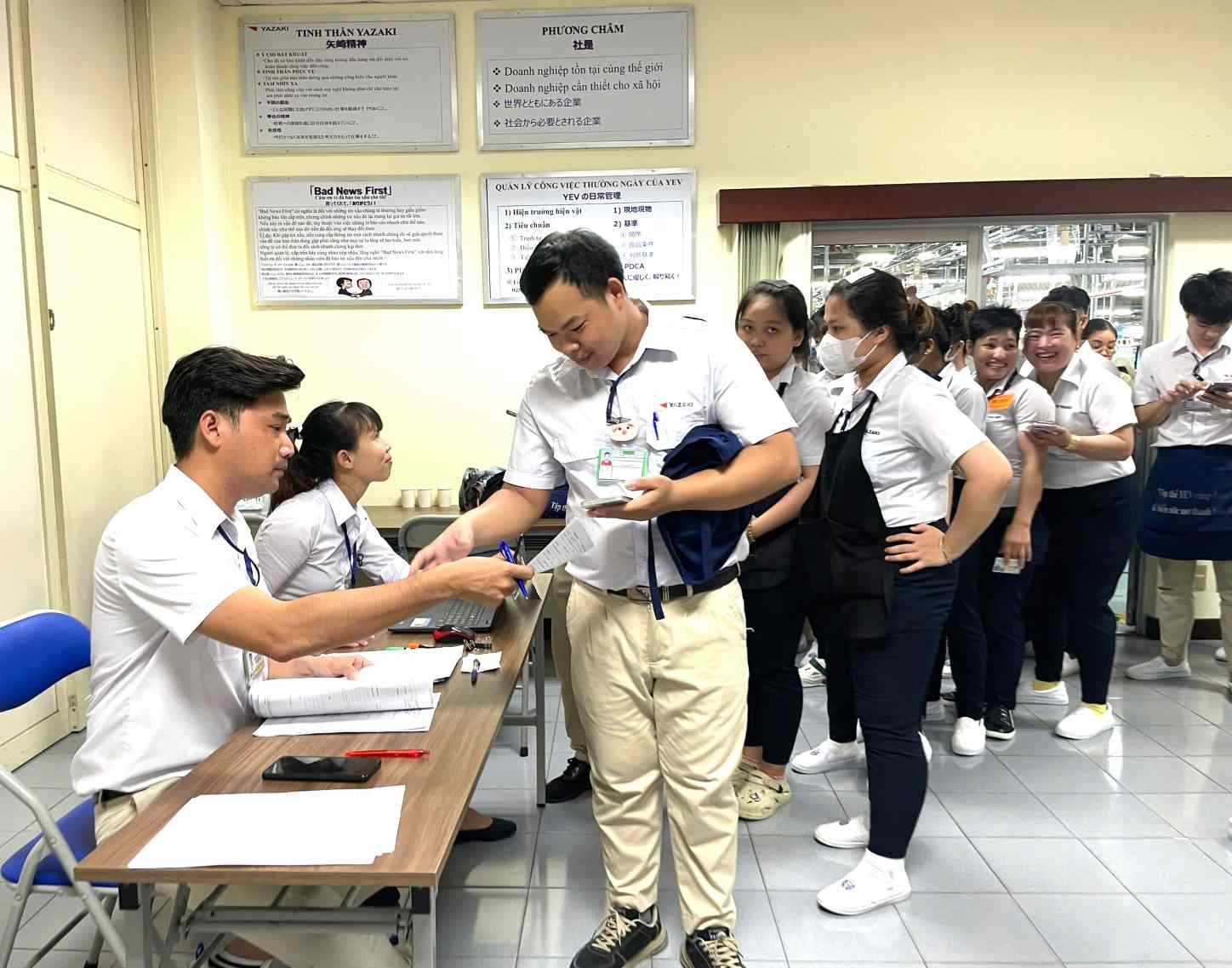 A company in Ho Chi Minh City arranges for employees to have 3 more holidays and still calculate full salary. Photo: Dinh Trong
