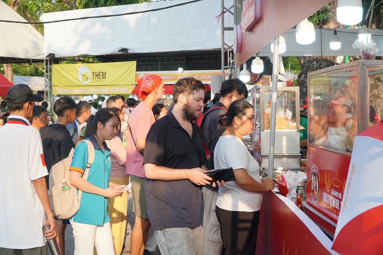 Vietnamese Banh Mi Festival attracts many people and tourists