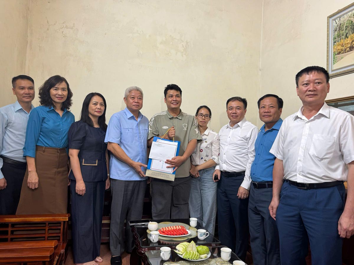 Deputy Minister of Home Affairs Nguyen Manh Khuong and the working delegation visit and present gifts to families of workers who suffered labor accidents in Quang Ninh. Photo: Quang Ninh e-Portal