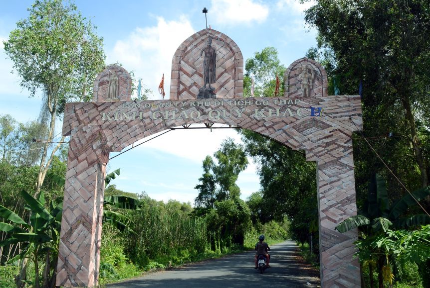 Đường vào Khu di tích quốc gia đặc biệt Gò Tháp, nơi diễn ra Lễ hội Vía Bà Chúa Xứ Gò Tháp. Ảnh: Thanh Mai