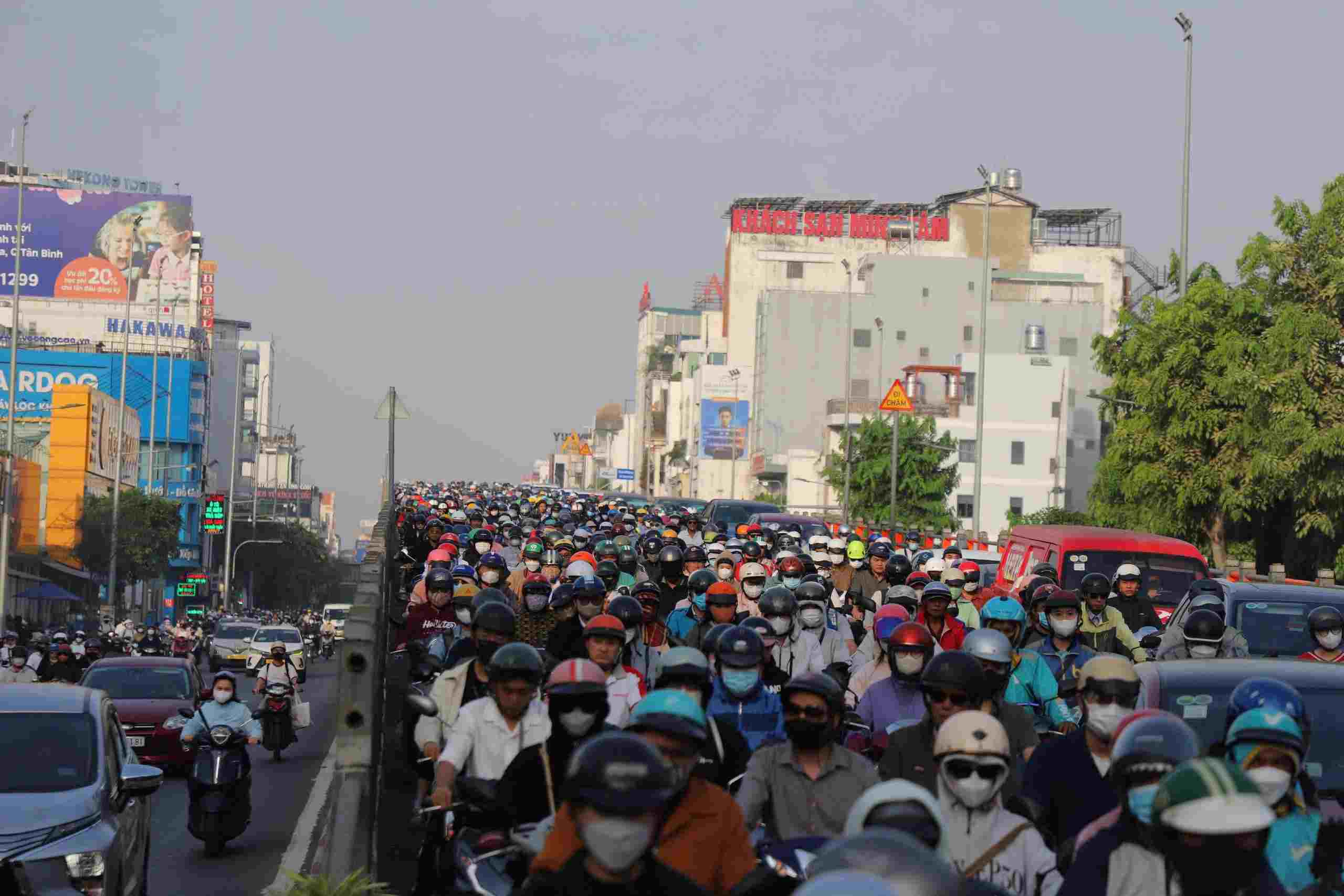 Ùn tắc trên cầu vượt Hoàng Hoa Thám. Ảnh: Minh Quân