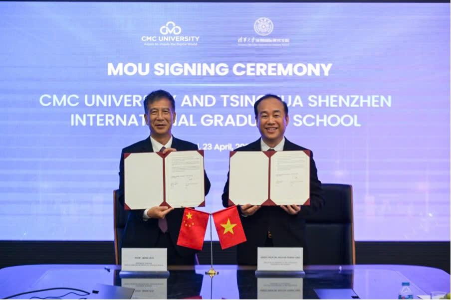 Đại diện Trường Đại học CMC và Trường Thanh Hoa Thâm Quyến ký kết MOU. Ảnh: Nhà trường cung cấp