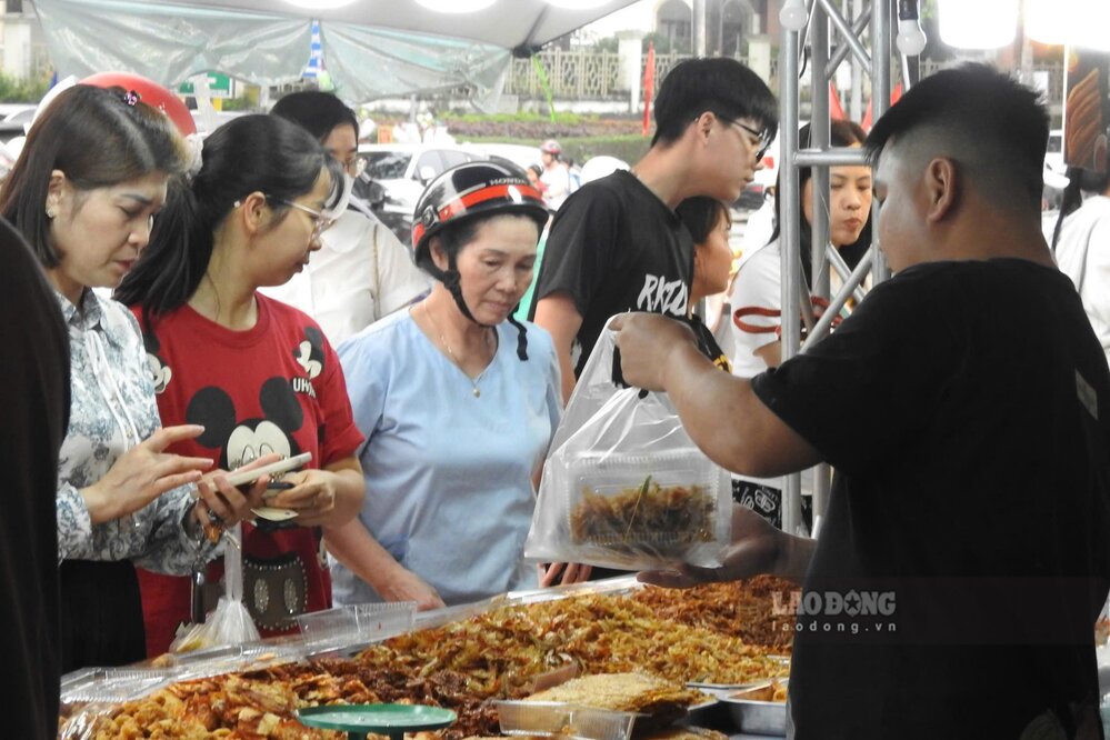 Chị Vy Thị Hà - du khách đến từ phường Kỳ Lừa, tỉnh Lạng Sơn - chia sẻ: “Các gian hàng về ẩm thực nói riêng, gian hàng sản phẩm du lịch nói chung rất phong phú. Tôi cùng gia đình đi một vòng đã ăn và mua đủ loại sản vật, giống như vừa đi một vòng đất nước để trải nghiệm ẩm thực vậy“.