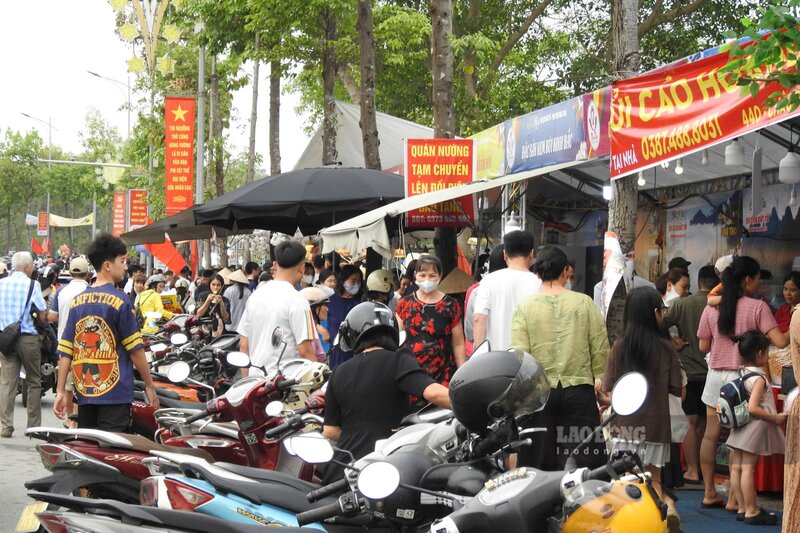 Theo ghi nhận của phóng viên Báo Lao Động chiều ngày 23.4, đông đảo người dân và du khách thập phương đã đến tham gia sự kiện. Đặc biệt, các gian hàng ẩm thực vùng miền thu hút sự quan tâm, trải nghiệm của đông đảo du khách.