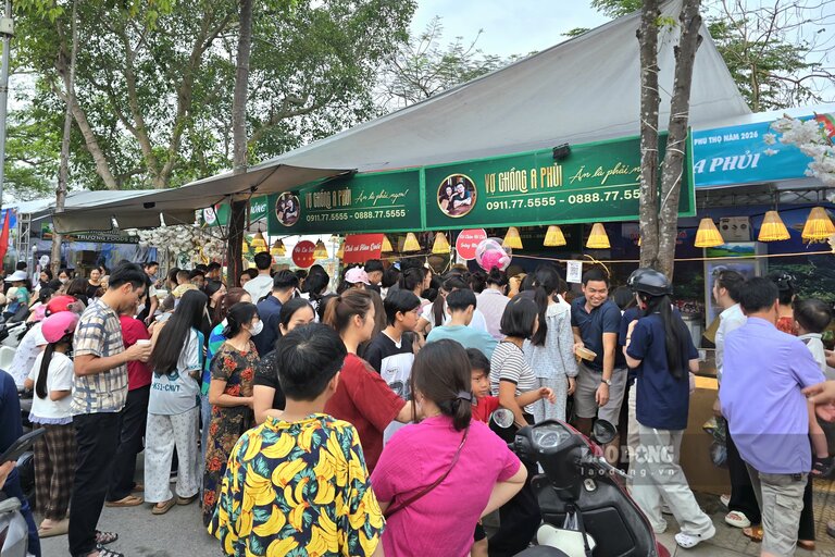 A food stall crowded with customers at the event. Photo: To Cong