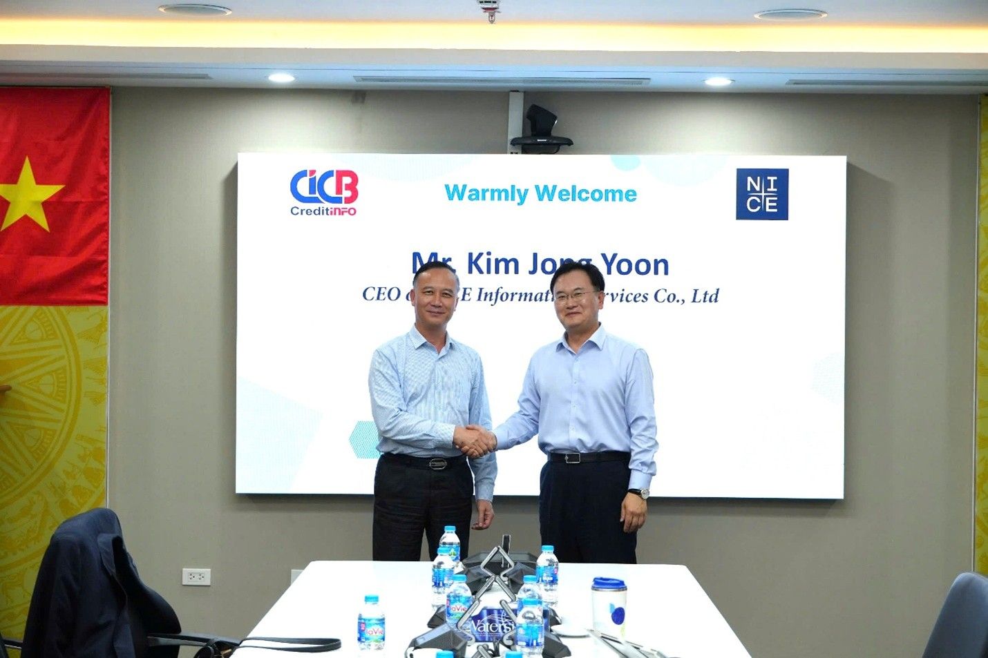 Ông Cao Văn Bình - Chủ tịch Hội đồng quản lý kiêm Tổng Giám đốc CIC  và  Ông Kim Jong Yoon - Tổng Giám đốc công ty NICE Information Service (NICE). Ảnh: CIC 