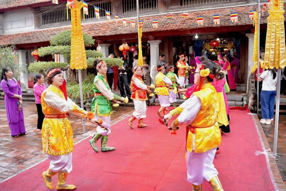 Thousands of people excitedly come to open Lang Pagoda festival