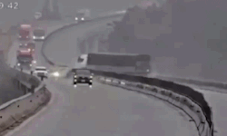 ディエンチャウ-バイヴォット高速道路でトラックが横転、交通渋滞が深刻。防犯カメラ