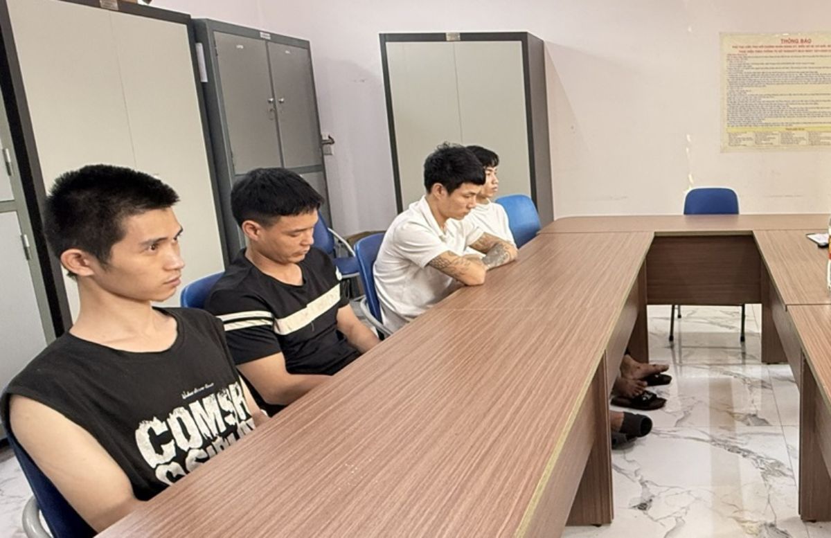 Algunos sujetos relacionados con las drogas arrestados por la policía. Foto: Policía de Ninh Binh