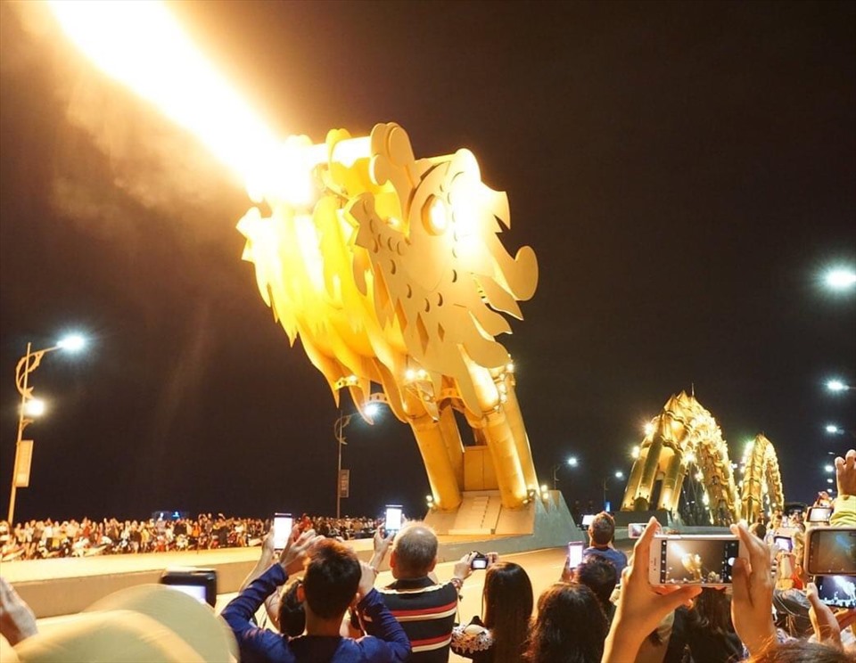 Watching the moment the Dragon Bridge erupts fire is an experience many Vietnamese and international tourists look forward to in Da Nang. Photo: Nguyen Linh