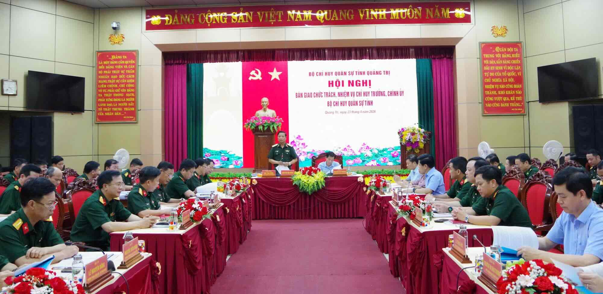 Quang cảnh hội nghị bàn giao chức vụ Chỉ huy trưởng, Chính ủy Bộ CHQS tỉnh Quảng Trị. Ảnh: Bộ CHQS Quảng Trị 