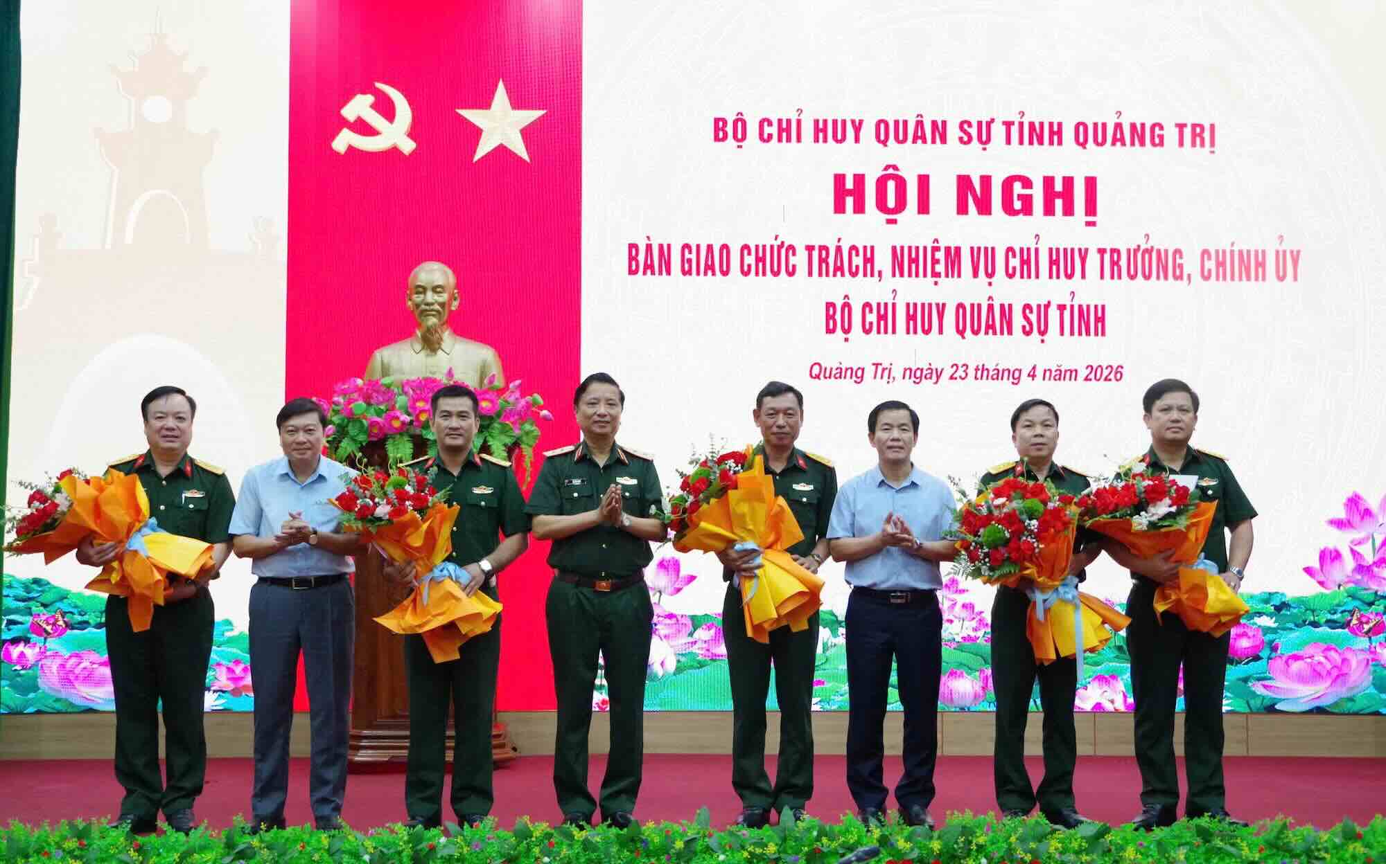 Presenting flowers to congratulate comrades who were appointed to their positions. Photo: Quang Tri Provincial Military Command