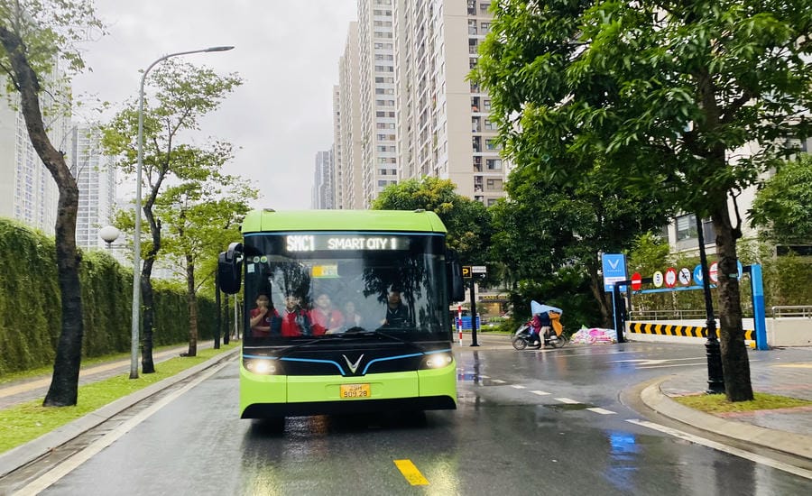 Les bus électriques sont de plus en plus populaires dans les grandes villes. Photo: Đức Vân