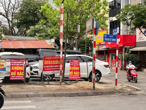 The intersection between Linh Lang and Phan Ke Binh streets is clean, no longer scenes of piles of garbage. Photo: Ta Mai