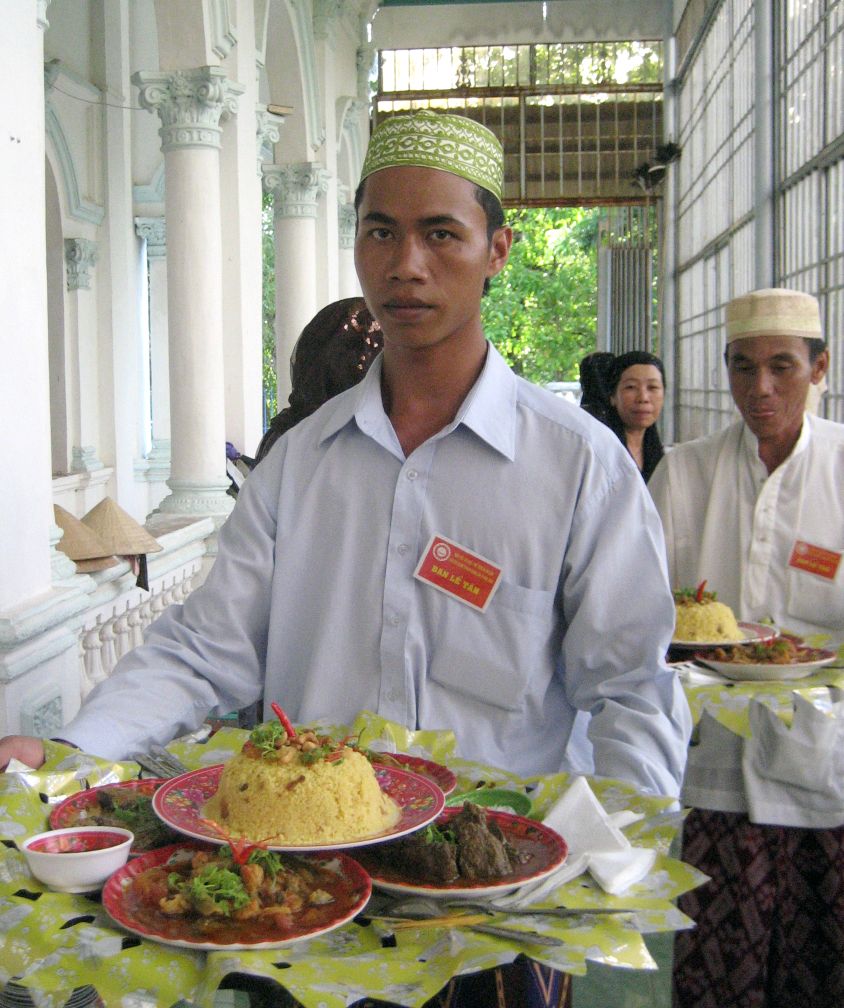 Do ảnh hưởng của tín ngưỡng và tập quán lâu đời, món ăn của người Chăm ở An Giang rất độc lạ cả hương vị, màu sắc và cách chế biến, thưởng thức. Ảnh: Thanh Mai