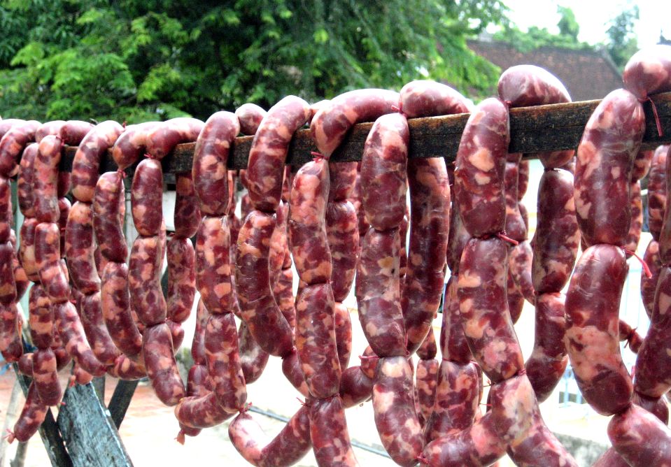 Tung lò mò - lạp xưởng bò đặc sản của người Chăm ở An Giang. Ảnh: Thanh Mai