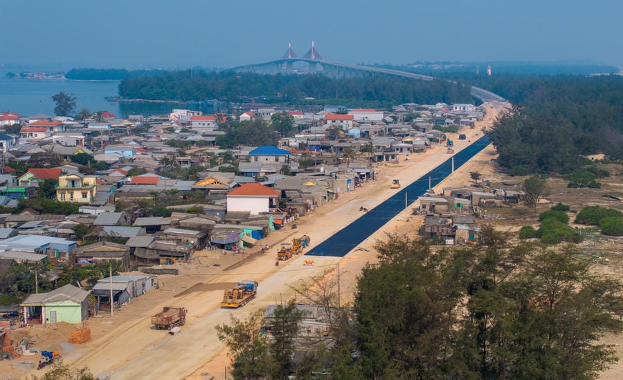 Workers and machinery urgently construct to accelerate the project progress. Photo: Nguyen Phong