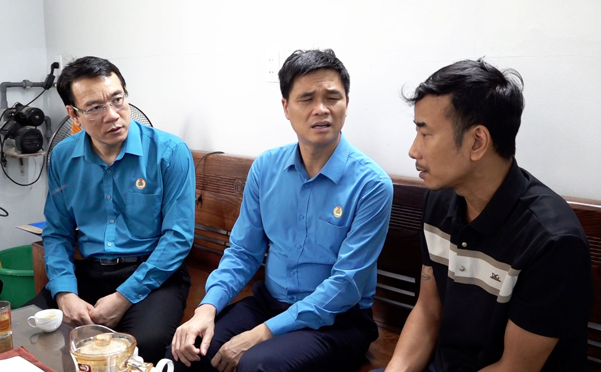 Leaders of the Vietnam General Confederation of Labor, Quang Ninh Provincial Confederation of Labor encourage workers who suffered labor accidents to overcome difficulties. Photo: Doan Hung