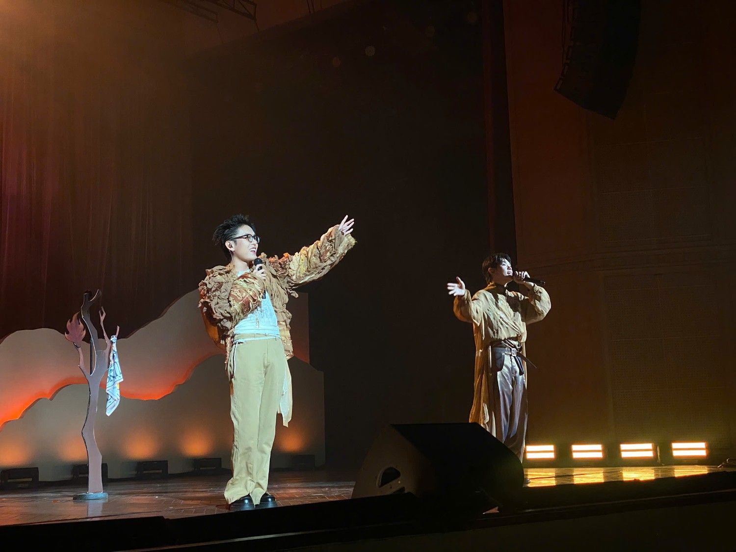 Giám đốc âm nhạc Đậu Tất Đạt song ca “Every Little Thing” cùng Bùi Trường Linh. Ảnh: Huyền Linh