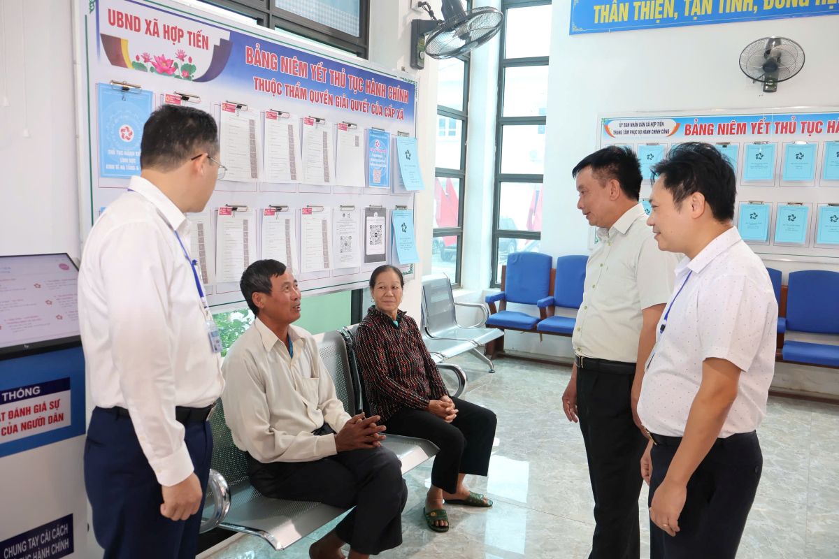 Vice Chairman of the City People's Committee Tran Van Quan inspects the operation of the Hop Tien Commune Public Administrative Service Center and inquires about people coming to resolve administrative procedures. Photo: Hai Phong e-Portal