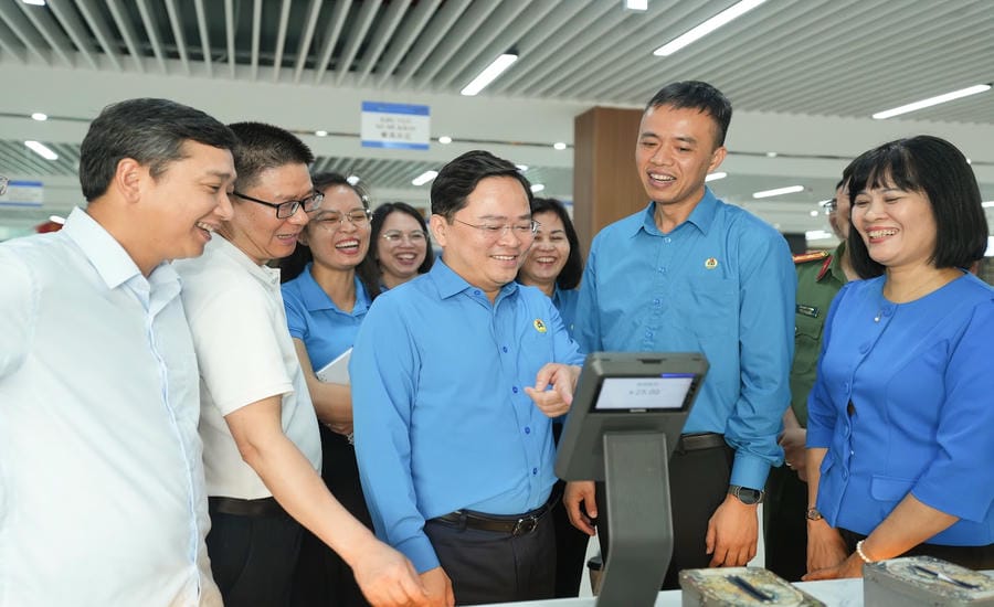 Mr. Nguyen Anh Tuan - Member of the Party Central Committee, Chairman of the Vietnam General Confederation of Labor (center) at the visit and working session at Luxshare - ICT Co., Ltd. on April 3. Photo: Huu Chanh