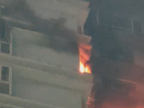 Đám cháy bùng phát ở tầng cao khiến công tác chữa cháy gặp khó khăn. Ảnh: Người dân cung cấp