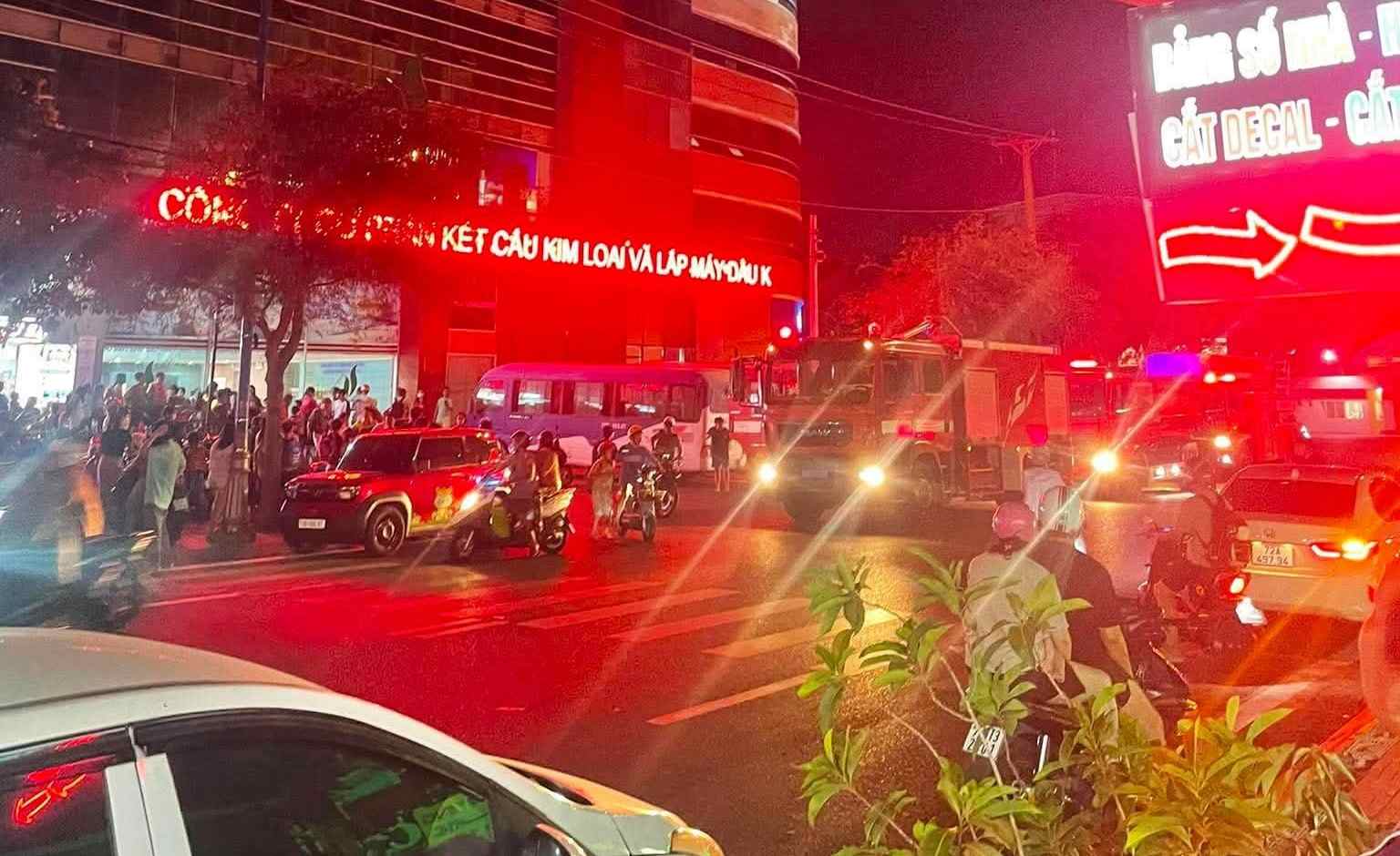 Vụ cháy khiến cư dân bị một phen hoảng sợ. Ảnh: Người dân cung cấp