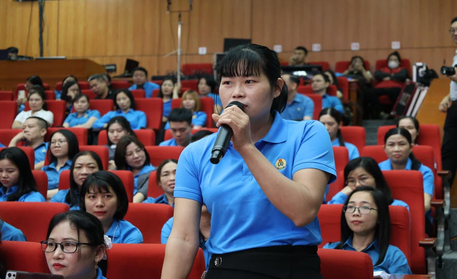 Trade union officials raised opinions of union members and workers at the meeting and dialogue between the Secretary of the Provincial Party Committee, Chairman of the People's Committee of Bac Ninh province with union members and workers. Photo: Bao Han