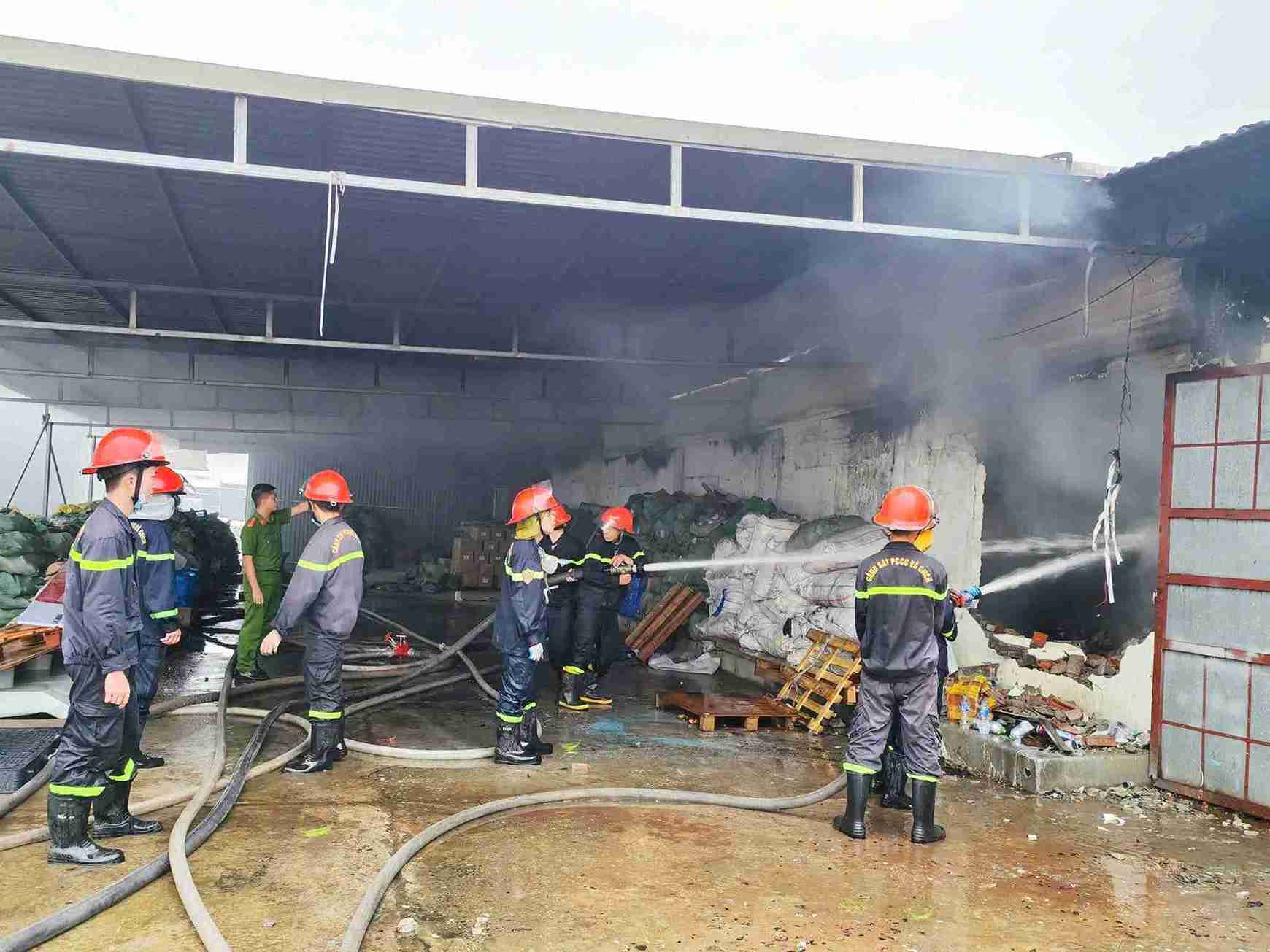 Functional forces quickly deployed fire fighting measures to control the fire. Photo: Hung Yen Provincial Fire and Rescue Police