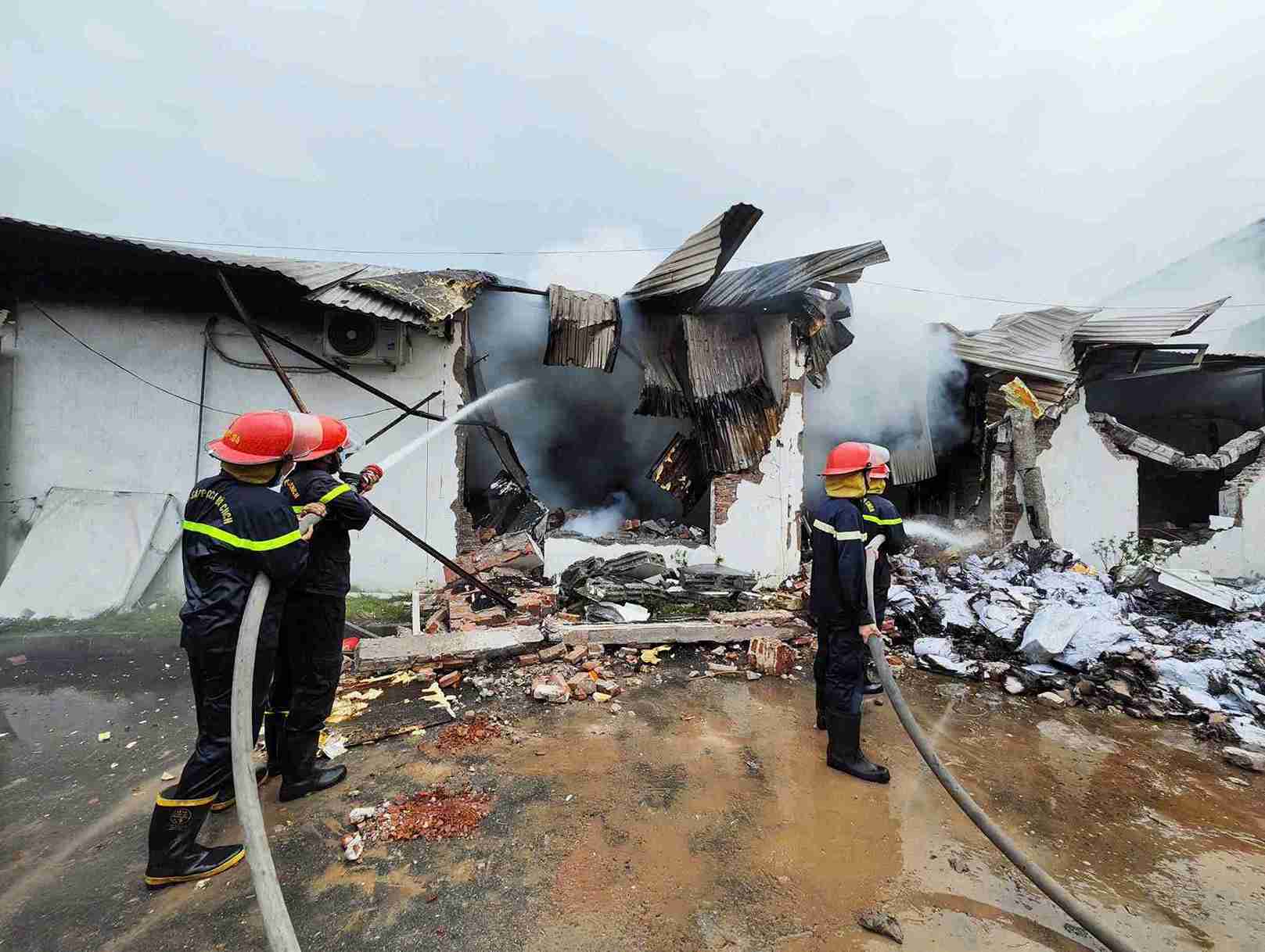 Hiện trường khu vực nhà kho chứa phế liệu xảy ra cháy tại Công ty TNHH Giày Ruixing Việt Nam.