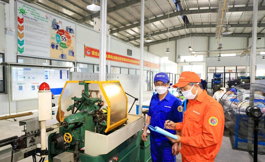Safety and hygiene workers check safety work before the production shift at the factory. Photo: Character provided