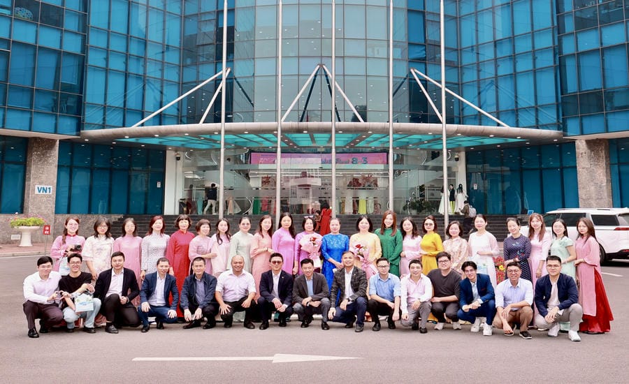 Colectivo de funcionarios y empleados del Centro Golden Lotus. Foto: Centro Golden Lotus