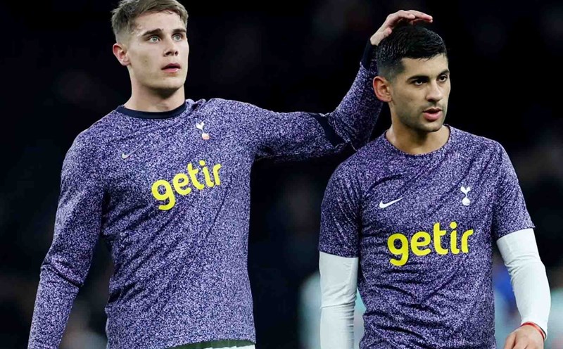 Mickey van de Ven (trái) được coi là ưu tiên hàng đầu cho vị trí trung vệ. Ảnh: AFP