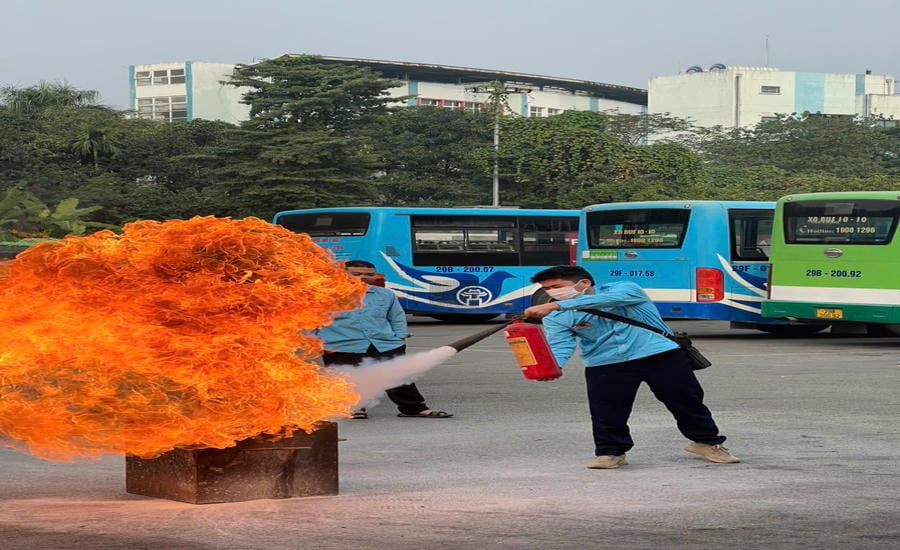 Enterprise workers are trained and equipped with knowledge and skills to use fire prevention and fighting equipment. Photo: Trade Union of Bus Enterprise 10. 10 Hanoi