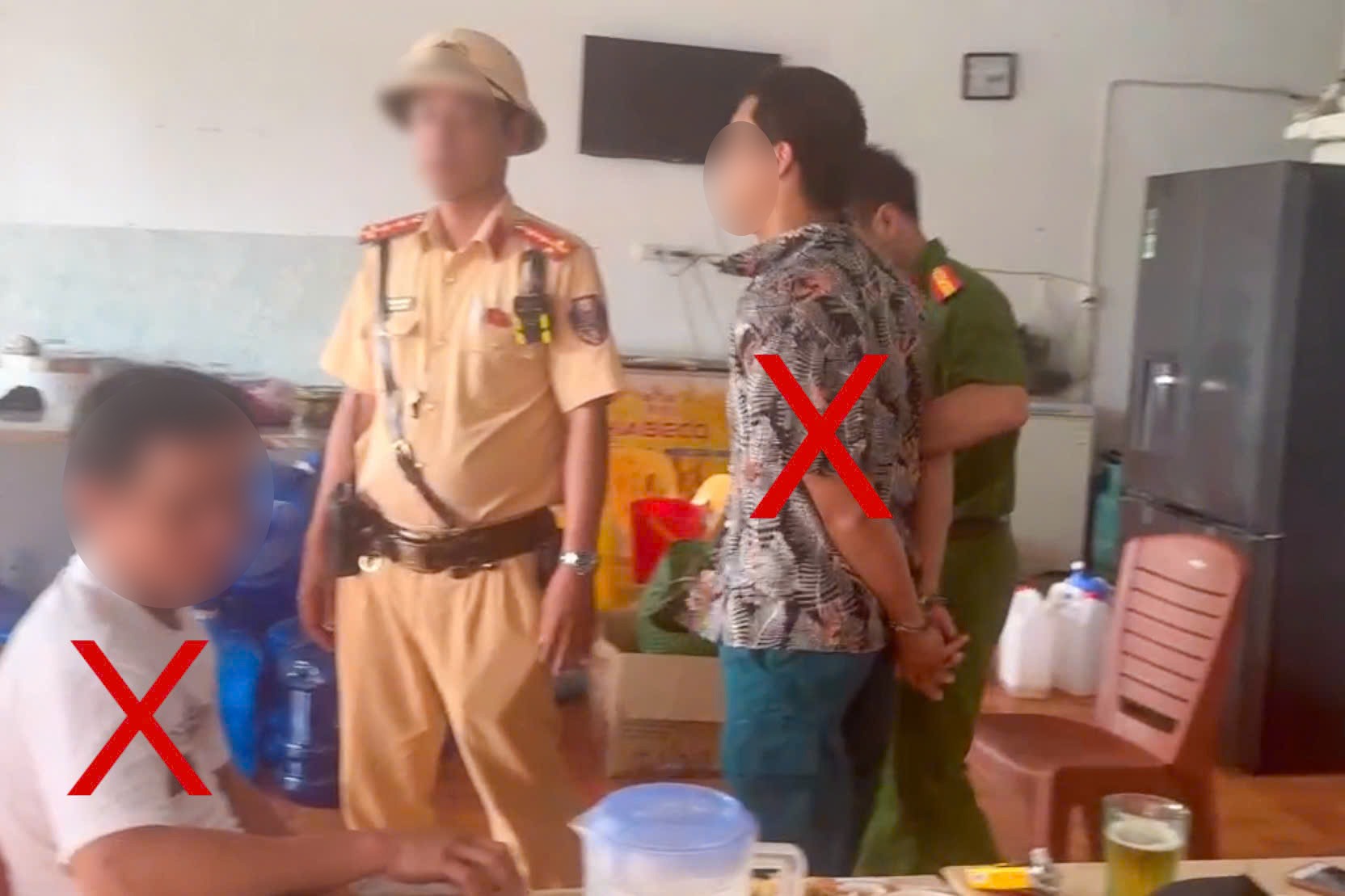 Các đối tượng liên quan bị bắt giữ (X) khi đang ăn nhậu tại một địa điểm tại xã Ứng Thiên. Ảnh: Công an Hà Nội