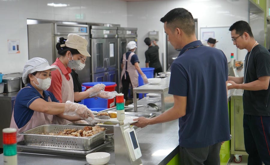 The Trade Union of LG Innotek Company negotiates to improve the quality of lunch meals for employees. Photo: Mai Dung