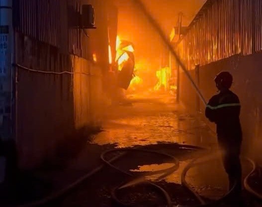 Factory fire near a gas station in Tan Hiep ward, Ho Chi Minh City. Photo: Reader provided