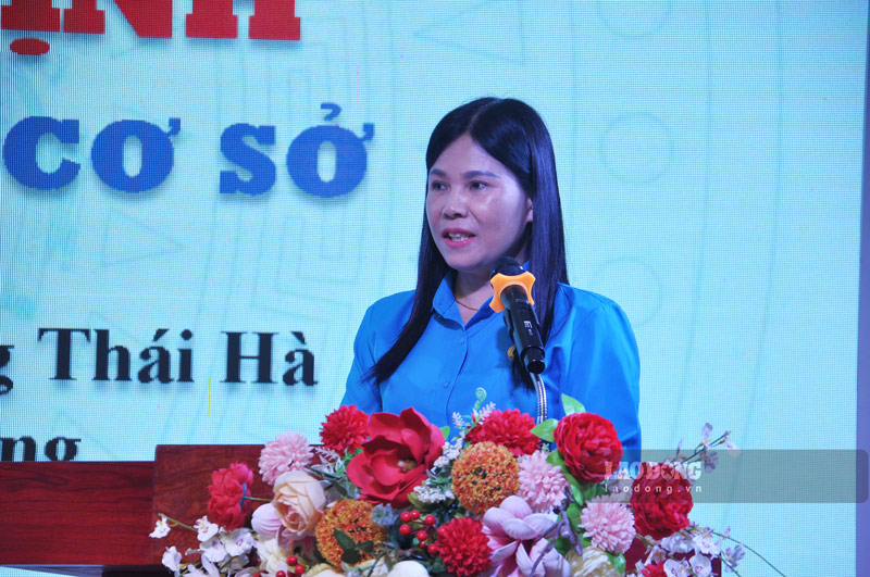 Bà Nguyễn Thị Bích Nhiệm - Chủ tịch Liên đoàn Lao động tỉnh Lào Cai phát biểu tại hội nghị. Ảnh: Đinh Đại