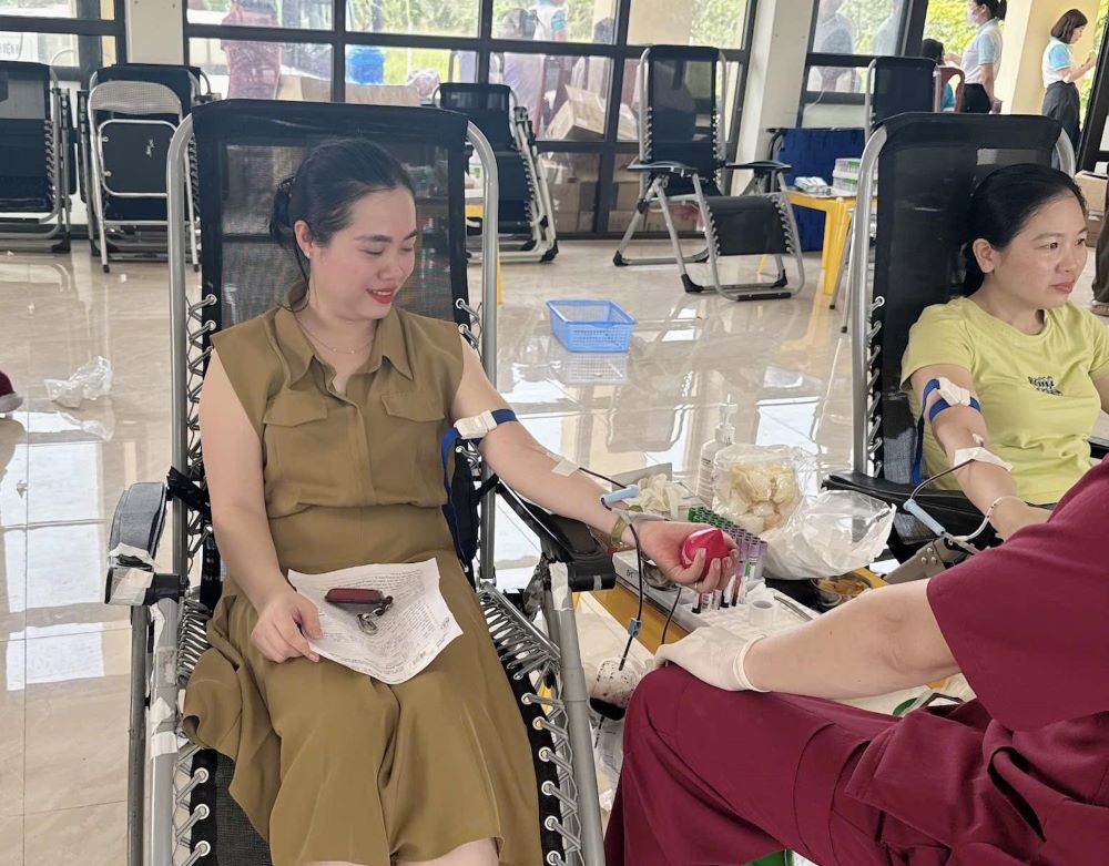 Union members and workers of the Mai Thuy People's Credit Fund and Linh Lan General Construction Co., Ltd. participate in blood donation, spreading the spirit of compassion. Photo: Quang Tri Trade Union