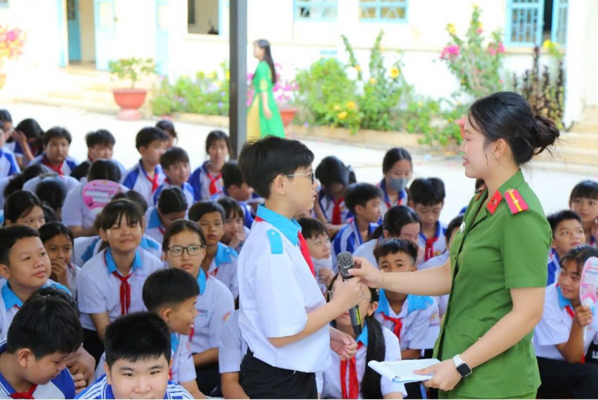 “Tiết học pháp luật” dưới sân cờ thu hút nhiều sự quan tâm và tham gia của các em học sinh. Ảnh: Công an Cần Thơ
