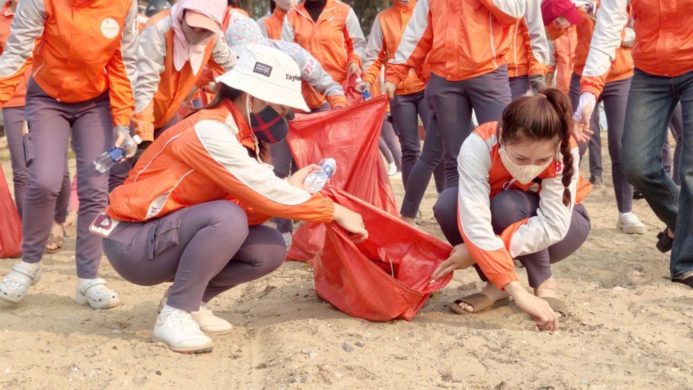 Cua Lo Ward Trade Union launches campaign to clean up the beach, responding to Workers' Month 2026. Photo: Nghe An Trade Union