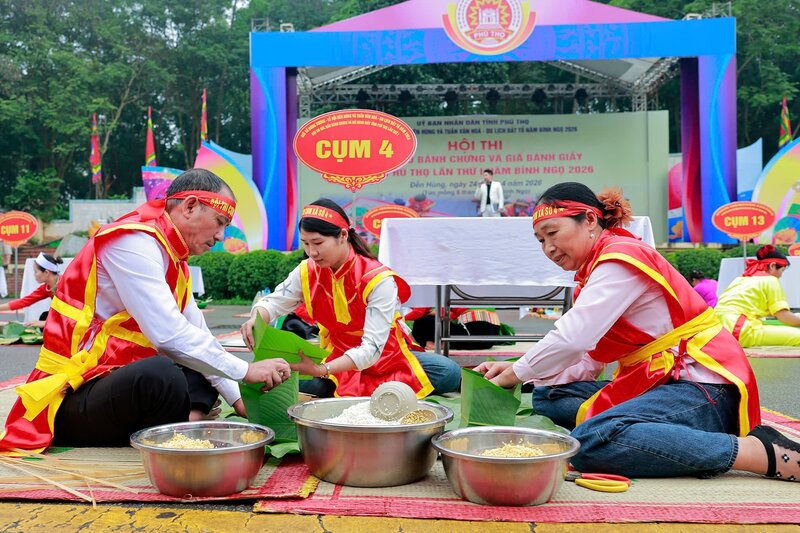 Các đội thi đã thể hiện kỹ năng gói bánh chưng. Ảnh: BTC