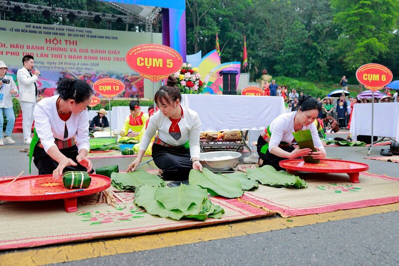 This year, the Chung cake wrapping and cooking contest and banh giay pounding contest have had the participation of commune clusters of Vinh Phuc and former Hoa Binh provinces. Photo: BTC