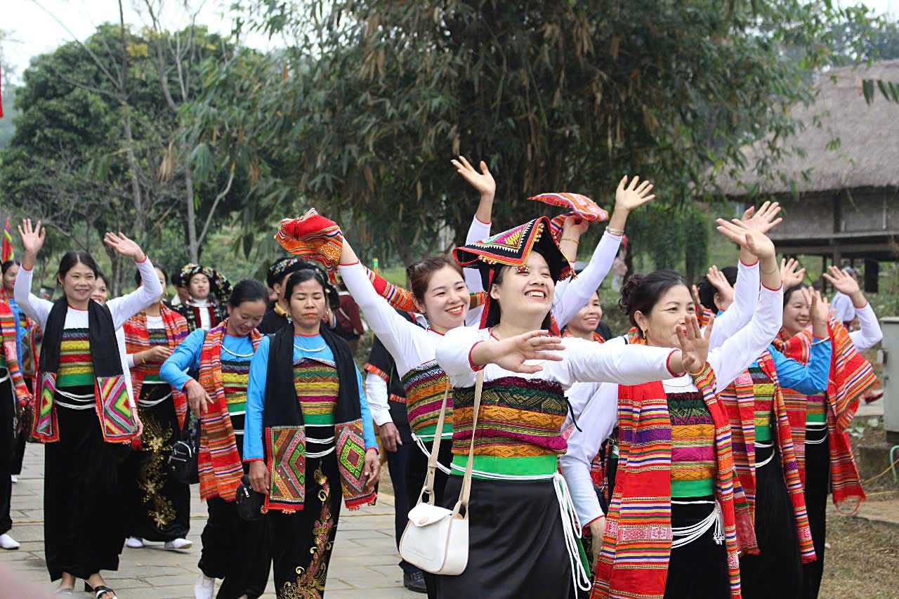 Highlanders recreate the fair atmosphere at the Village of Culture - Tourism of Vietnamese Ethnic Groups. Photo: Thach Luu