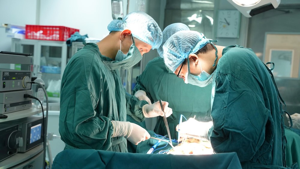 Surgery for a patient with rare stool urination. Photo: Quang Tri General Hospital
