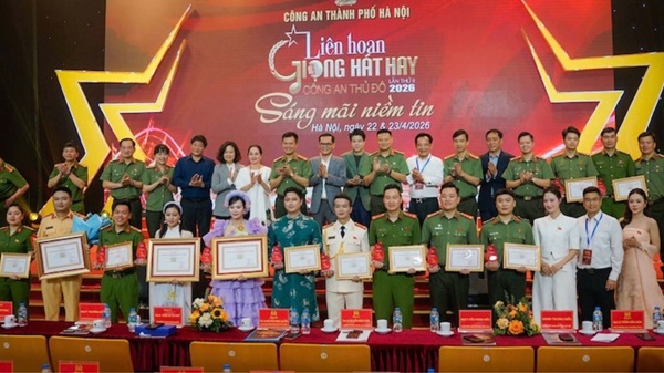 Ban Tổ chức trao kỷ niệm chương và giấy chứng nhận cho các tiết mục đạt giải. Ảnh: CAHN