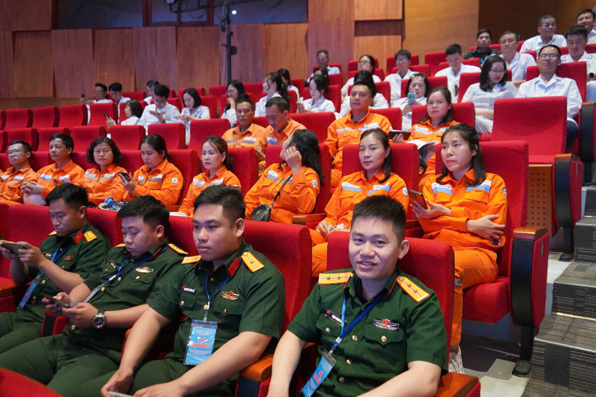 Đông đảo đoàn viên, người lao động tham dự buổi lễ phát động. Ảnh: Nguyễn Huệ 